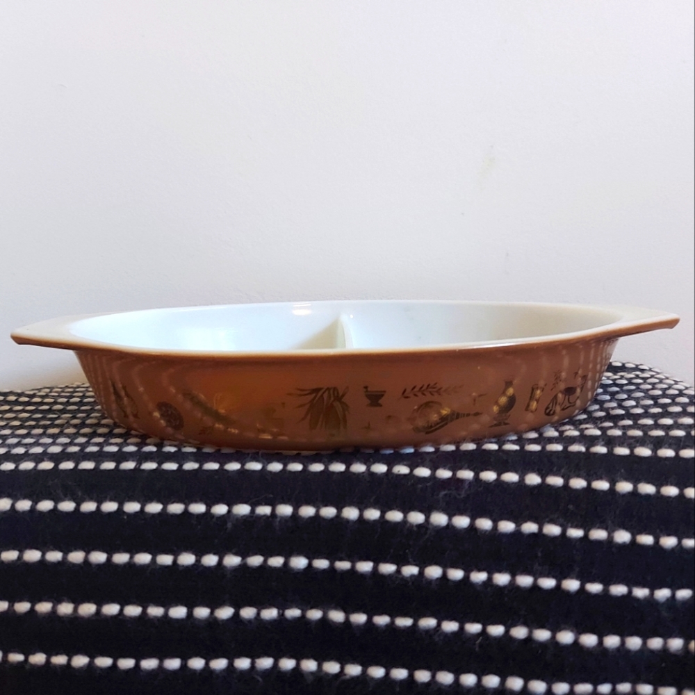 Vintage Pyrex 1 1/2 QT Divided Casserole Brown Gold Early American (NO LID)